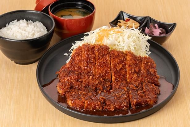 わらじとんかつ定食(1800円)。写真はみそだれがかかっているが、みそだれとソースの半々に変更することもできる 画像提供：矢場とん