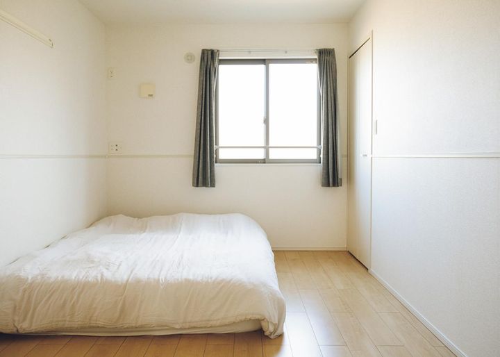 寝ることに集中するため、寝室は布団以外を置かないと決めています。右奥はクローゼット。折りたたみマットレスを置いてもまだゆとりがあるほど、スペースは余っています。