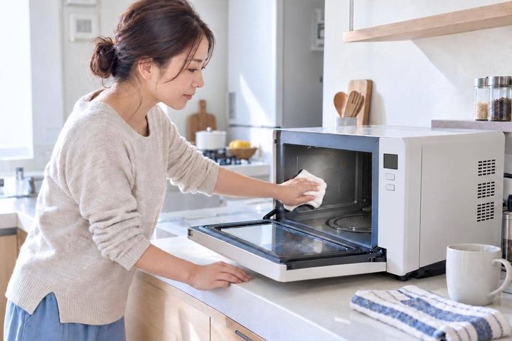 電子レンジの庫内汚れ、後回しにしてない？お手入れは“冷めてから水拭き”が基本