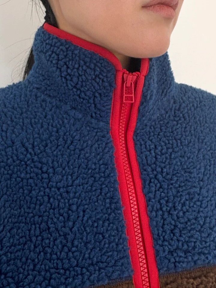 フリースジャケット（バイカラー）￥3990・フラッフィーボアメリージェーンシューズ￥2990／GU（ジーユー）
