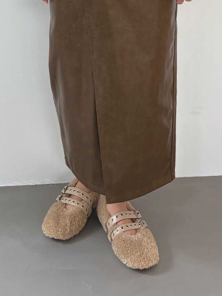 フリースジャケット（バイカラー）￥3990・フラッフィーボアメリージェーンシューズ￥2990／GU（ジーユー）