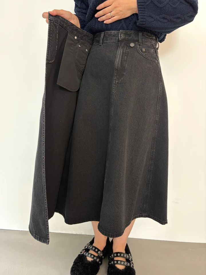 ケーブルバックリボンセーター￥3990・デニムスカート￥3990・フラッフィーボアメリージェーンシューズ￥2990／GU（ジーユー）