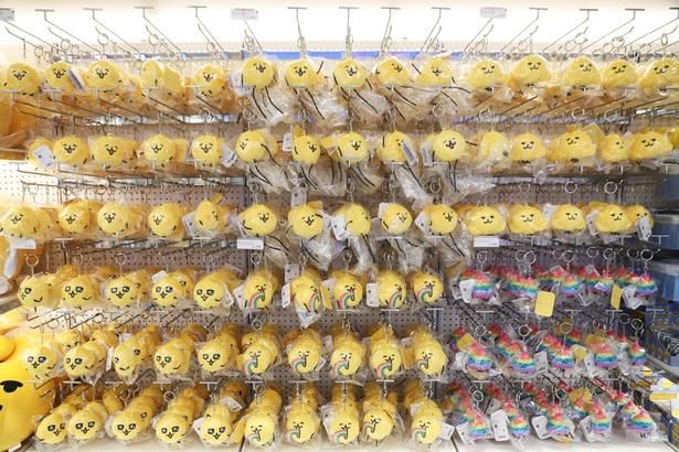 カバンに付けて持ち歩ける「ぬいぐるみマスコット」(各1540円)。第1弾では6種類が登場