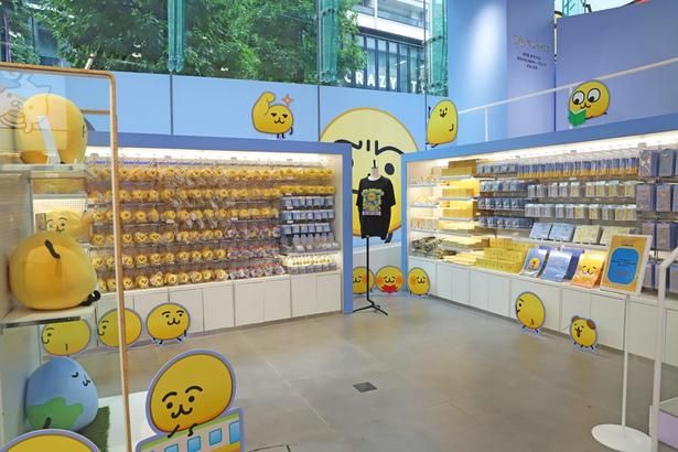 「えもじの子(仮)」のかわいいグッズが勢ぞろい！「LINE FRIENDS SQUARE SHIBUYA」1階に展開されている物販エリア