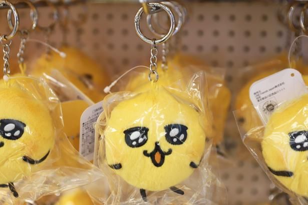 キラキラおめめがキュートな「うる」の「ぬいぐるみマスコット」(1540円)