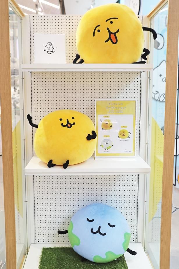 受注販売される「ビッグクッション」(各8800円)の実物もチェックできる