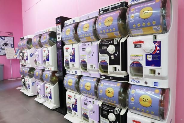 「LINE FRIENDS SQUARE SHIBUYA」の2階に並ぶ「えもじの子(仮)」のカプセルトイ