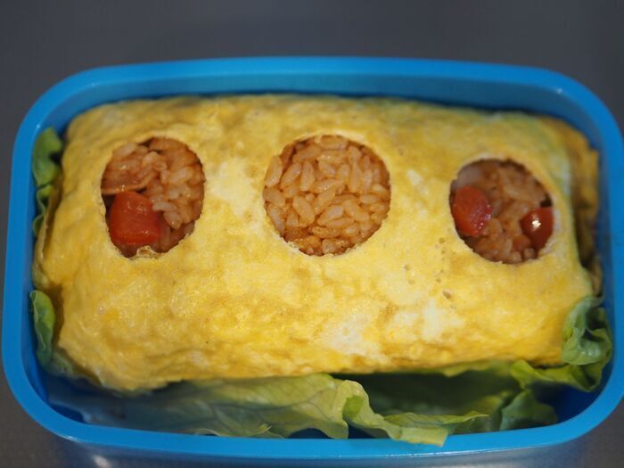 お弁当箱を開けて思わず二度見！？本物そっくりに変身する〈いちごオムライス〉の作り方♡