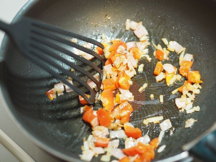 お弁当箱を開けて思わず二度見！？本物そっくりに変身する〈いちごオムライス〉の作り方♡
