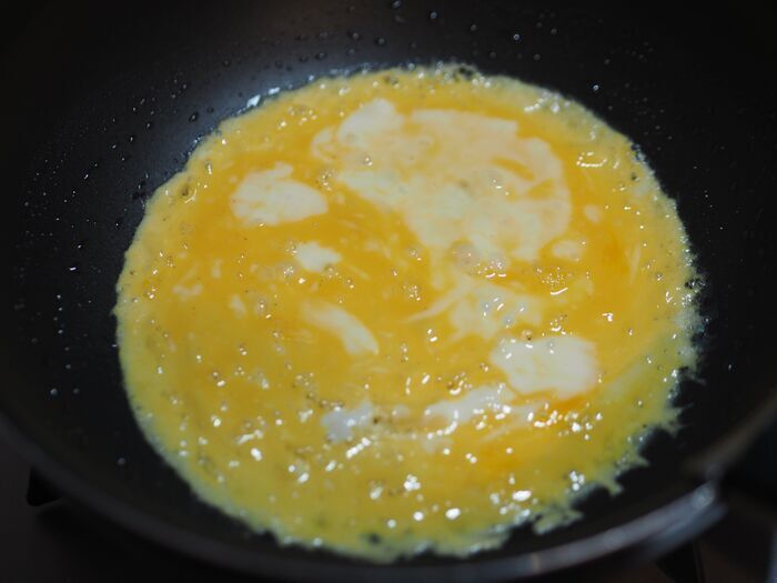 お弁当箱を開けて思わず二度見！？本物そっくりに変身する〈いちごオムライス〉の作り方♡