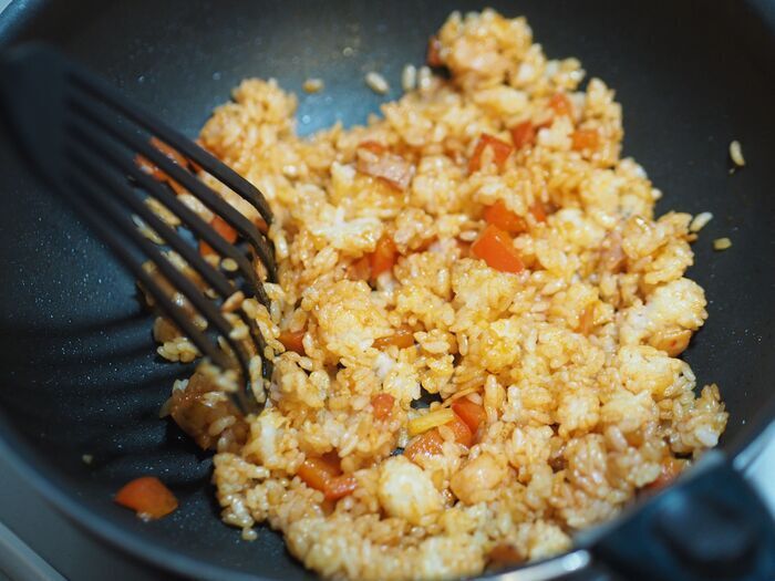 お弁当箱を開けて思わず二度見！？本物そっくりに変身する〈いちごオムライス〉の作り方♡
