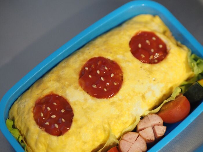 お弁当箱を開けて思わず二度見！？本物そっくりに変身する〈いちごオムライス〉の作り方♡
