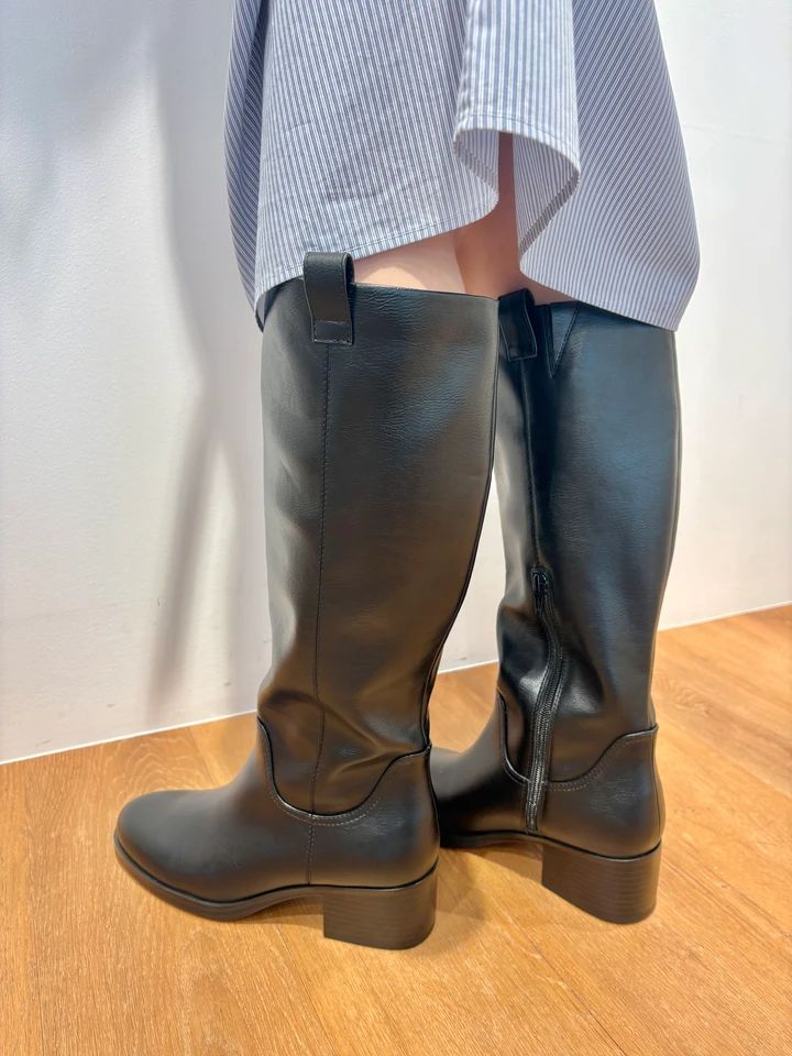 コットンスタンドカラーワンピース￥5990・フラッフィカシミヤリラックスカーディガン￥14900・ダッフルコート￥14900・ブーツ￥6990／ユニクロ