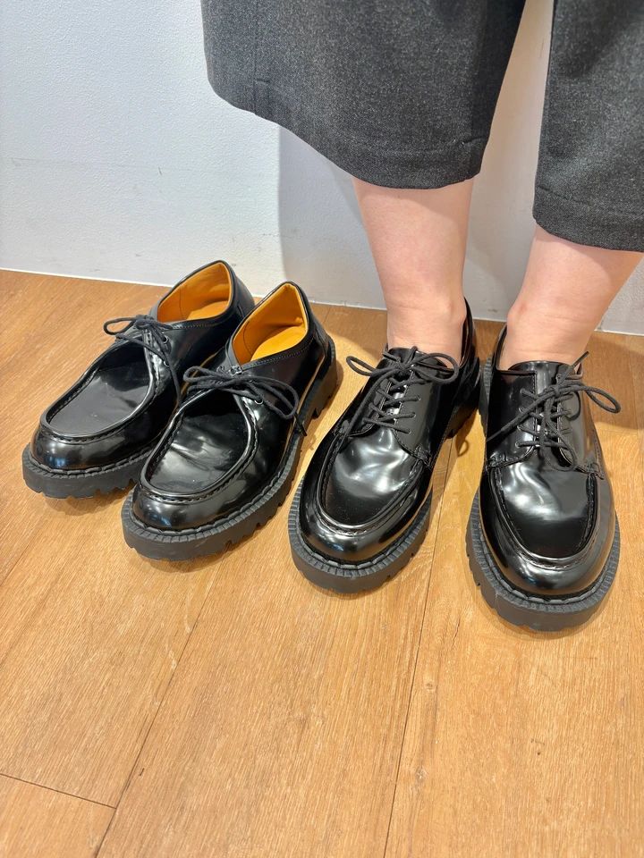 コットンスタンドカラーシャツ￥3990・ボリュームパンツ￥4990・フラッフィカシミヤベスト￥8990・ウールブレンドハリントンジャケット￥7990・レースアップシューズ￥4990／ユニクロ