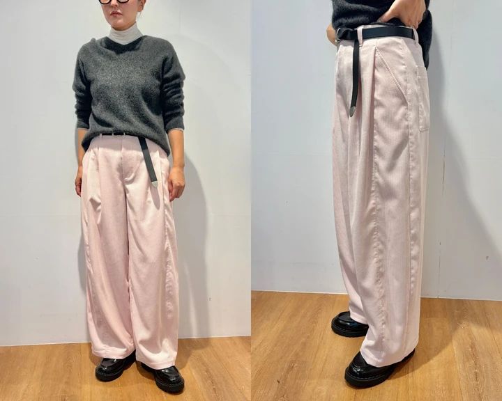 フラッフィカシミヤリラックスVネックセーター￥12900・コーデュロイボリュームパンツ￥4990・イタリアンレザーロングベルト￥2990・極暖ヒートテックカシミヤブレンドタートルネックT￥2490・レースアップシューズ￥4990／ユニクロ