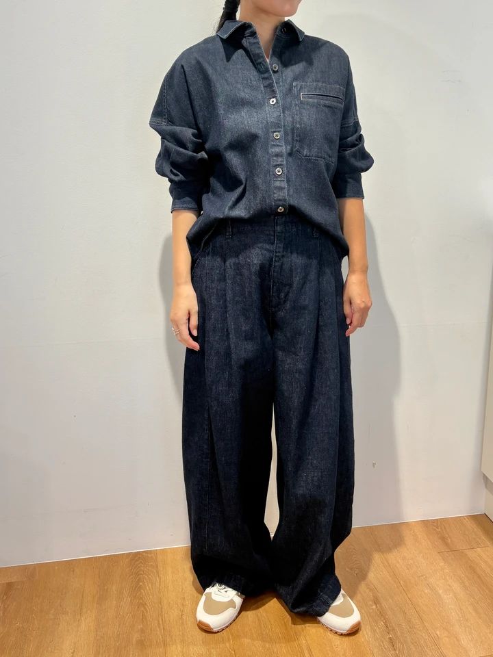 デニムリラックスシャツジャケット￥3990・ダブルフェイステーラードジャケット￥8990・バレルジーンズ￥4990・コンビネーションスニーカー￥4990／ユニクロ