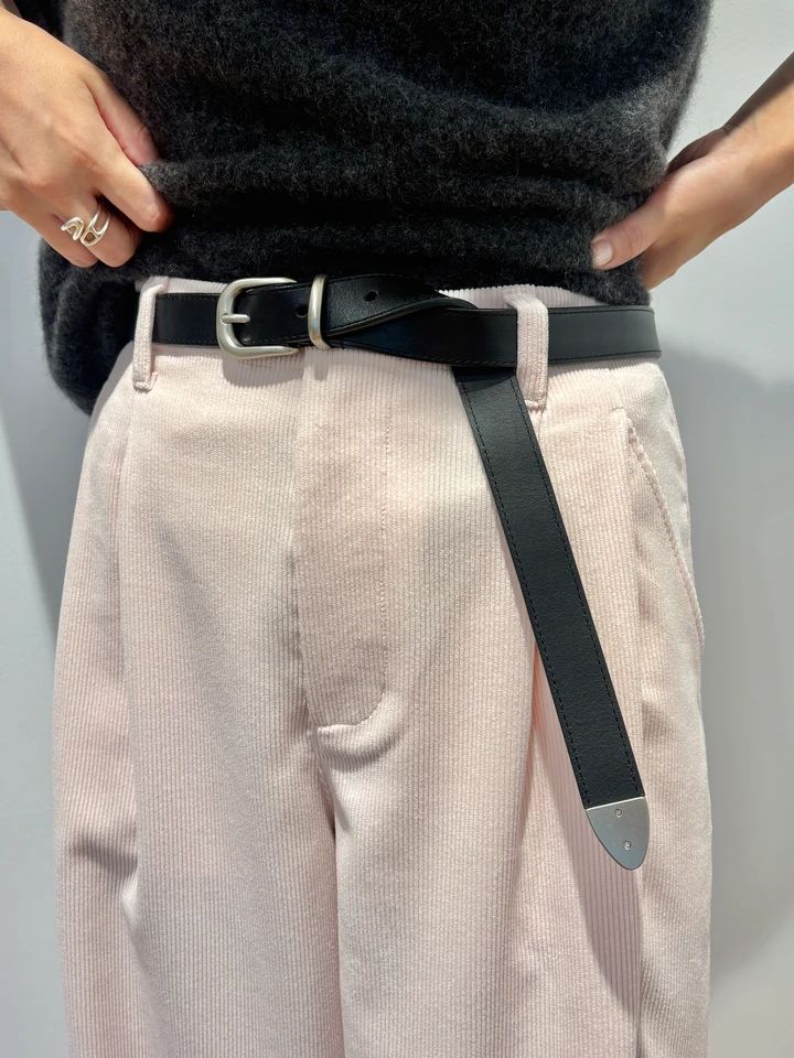 フラッフィカシミヤリラックスVネックセーター￥12900・コーデュロイボリュームパンツ￥4990・イタリアンレザーロングベルト￥2990・極暖ヒートテックカシミヤブレンドタートルネックT￥2490・レースアップシューズ￥4990／ユニクロ