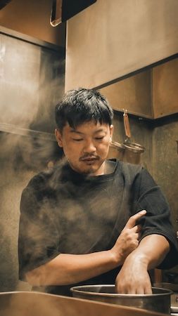 【愛媛県松山市】中荘醤油と共同開発！濃厚油そばを楽しめる「松山ブラックラーメン 黒虎屋」を新OPEN