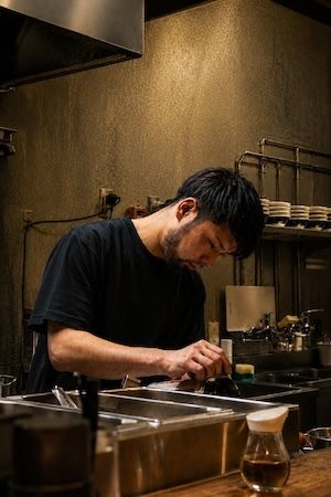 【愛媛県松山市】中荘醤油と共同開発！濃厚油そばを楽しめる「松山ブラックラーメン 黒虎屋」を新OPEN