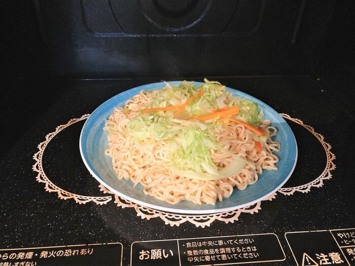 「カップ焼きそば」を格上げする【裏ワザ】生麺みたいな驚きのモチモチ食感に♡