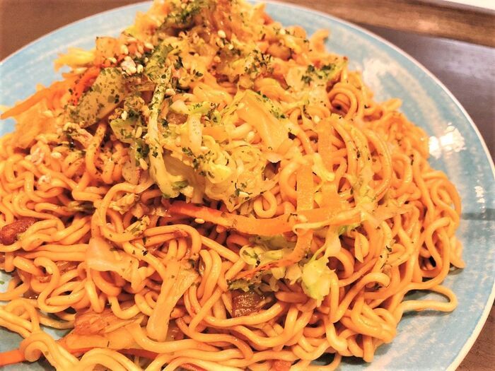 「カップ焼きそば」を格上げする【裏ワザ】生麺みたいな驚きのモチモチ食感に♡