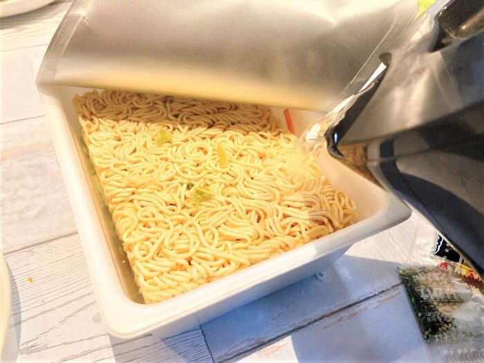 「カップ焼きそば」を格上げする【裏ワザ】生麺みたいな驚きのモチモチ食感に♡