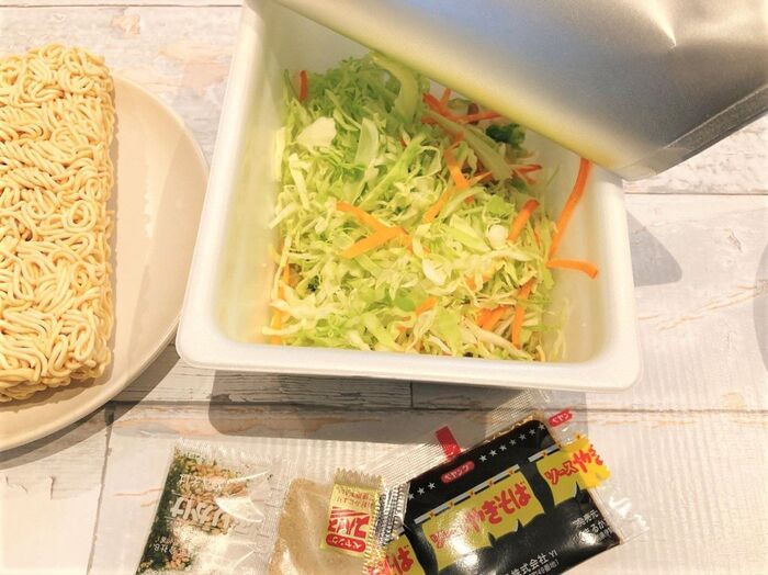 「カップ焼きそば」を格上げする【裏ワザ】生麺みたいな驚きのモチモチ食感に♡