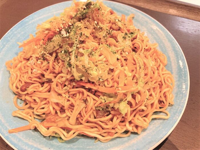 「カップ焼きそば」を格上げする【裏ワザ】生麺みたいな驚きのモチモチ食感に♡