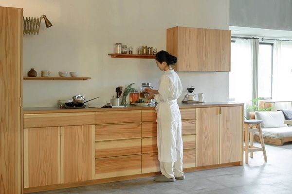【大阪府豊能町】上手工作所がリニューアルした「木と暮らす キッチン収納」を発売！オンラインでも販売