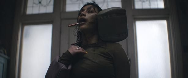 【写真を見る】極悪ブルータルなゴア描写が光る、「死霊のはらわた」最新作『Evil Dead Burn』 [c]Warner Bros. / courtesy Everett Collection