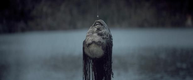 湖で釣りをしていた若者たちが、腐敗した死体の頭部を釣り上げてしまうところから物語が始まる [c]Warner Bros. / courtesy Everett Collection