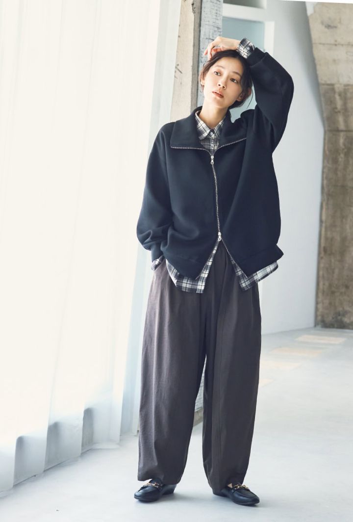 ダブルジップトップス¥2,189（シーズン リーズン バイ リン アンド レッド）、パンツ、中に着たシャツ、靴（すべて参考商品／しまむら）