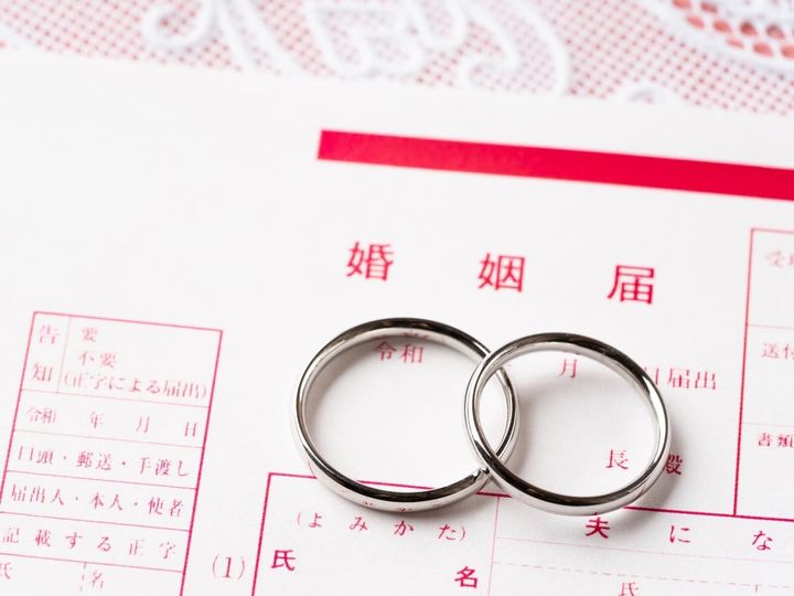 「一生結婚するつもりはない」と言っていた女友達が、50歳で突然結婚。相手は、地位も名誉もお金もある5歳年下の男性だった。それを境に彼女は一変し、会う機会も減っていった。ところが3年後、彼女から「もう無理かも」と連絡があり……。※画像：PIXTA