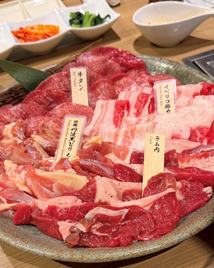 牛タンやイベリコ豚カルビなど豪華なお肉が盛られた焼肉プレート