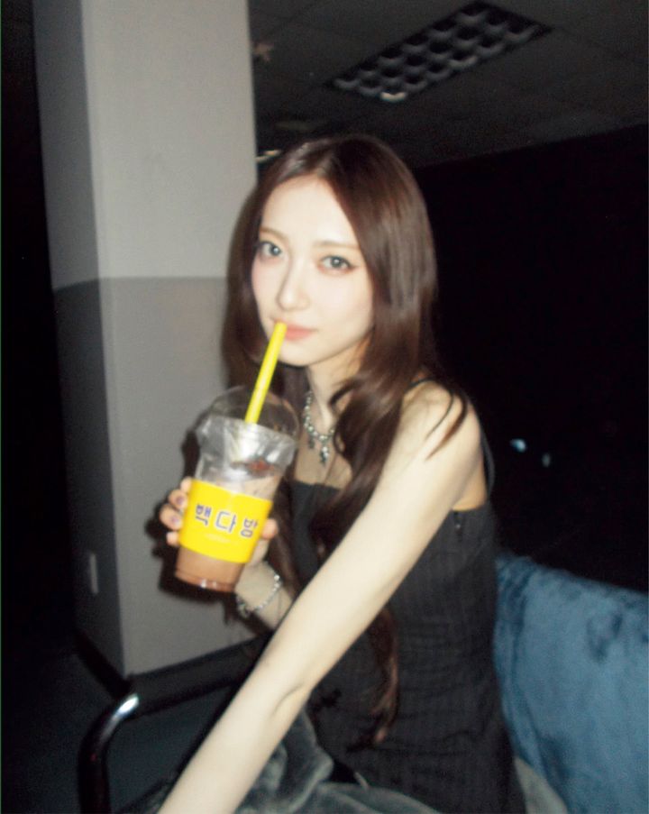 毎日のマストルーティンである甘いドリンクを楽しむリンさん（IS:SUE）