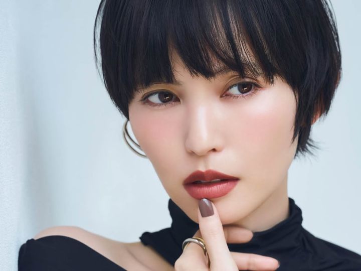 ワンピース8万1400円（エレイン ハースビー／エンメ） イヤカフ5万2800円、リング4万6200円（ともにリューク）