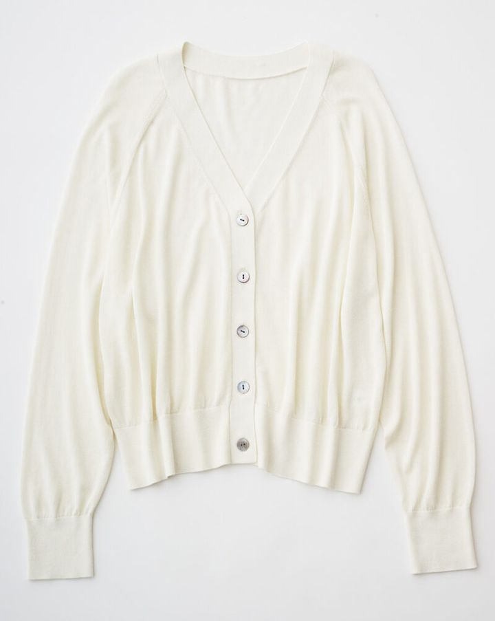 シアーVネックカーディガン¥13,200／ソージュ（ソージュ オンラインストア）