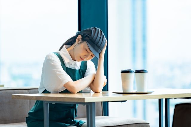 悩む女性