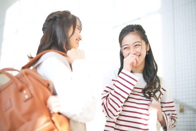向かい合って話す女性たち