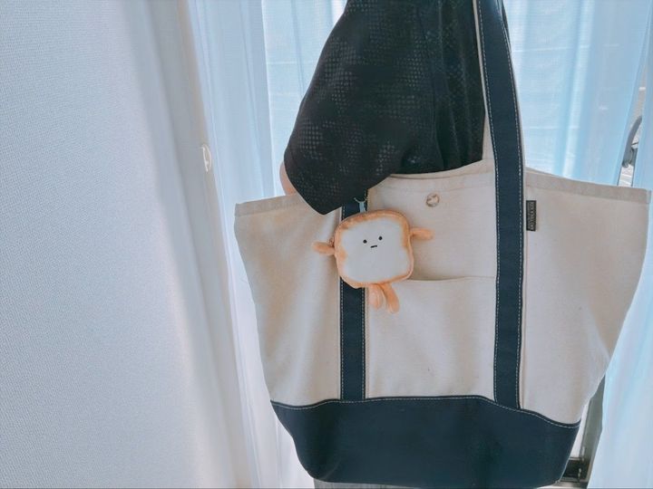 セリアの食パンくんがかわいかったので、ポーチをリメイクしてお買い物のお供にしちゃいました