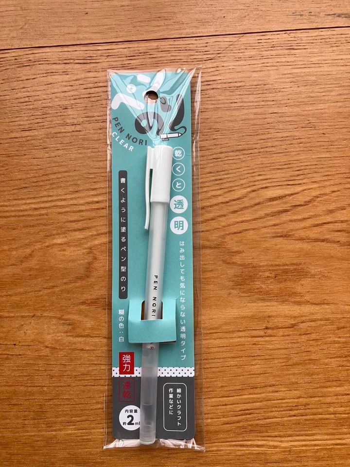 セリア：透明になるペン型のり