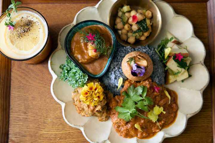 フランス料理の技法を生かした華やかなカレーにうっとり♪神保町「洋食膳 海カレー TAKEUCHI」