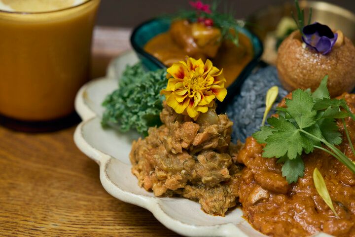 フランス料理の技法を生かした華やかなカレーにうっとり♪神保町「洋食膳 海カレー TAKEUCHI」