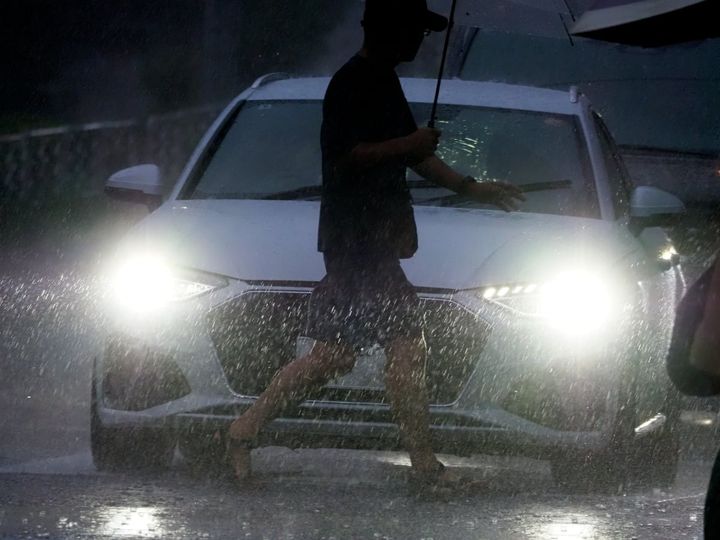 車を運転中、黒い服を着た歩行者と接触した場合、ドライバーがすべての責任を負う？（画像はイメージ）