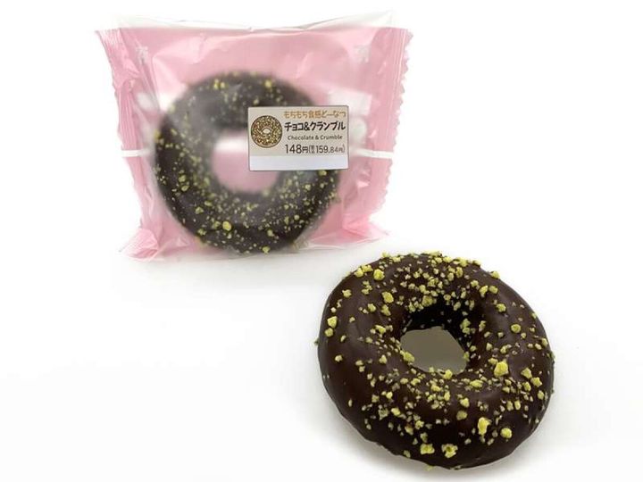 パッケージと皿に置かれたチョコ＆クランブルどーなつ