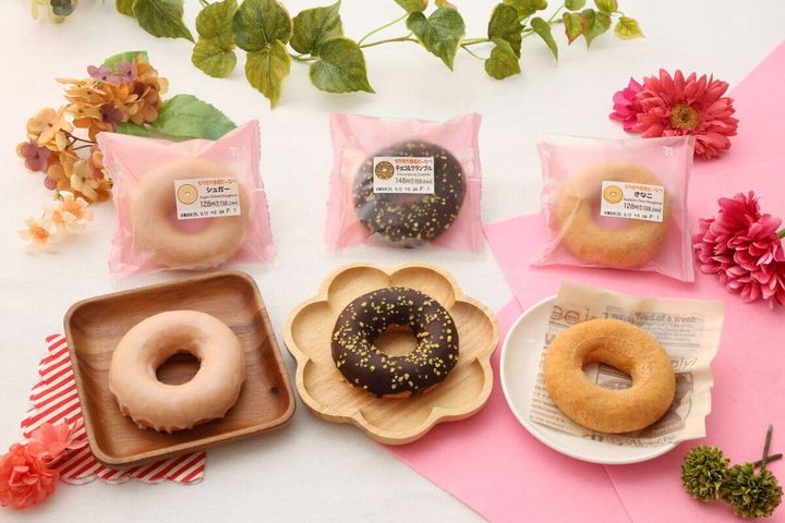 ピンクの背景に3種のもちもちどーなつが並ぶ
