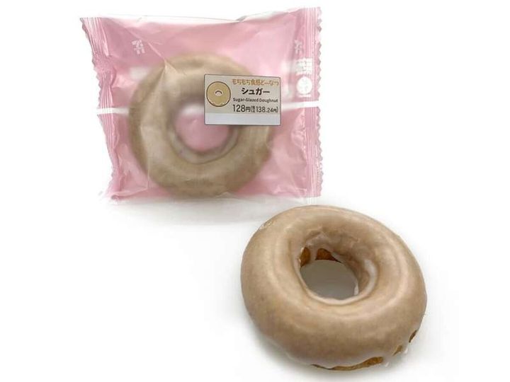 パッケージと皿に置かれたシュガー味のもちもちどーなつ
