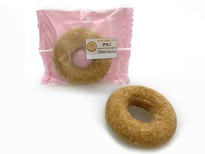 パッケージと皿に置かれたきなこ味のもちもちどーなつ