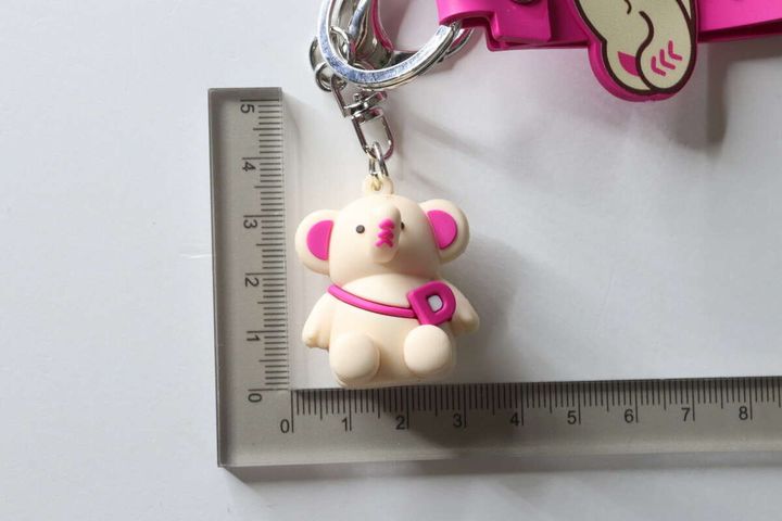 L字型スタンプ定規でゾウのキーホルダーのサイズを測っている