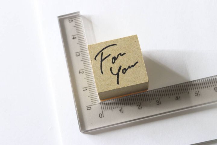 L字型スタンプ定規の角にFor Youスタンプを合わせている
